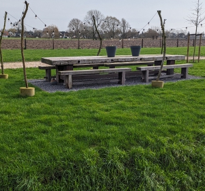 Robuuste tuintafel met ondergrond van split en repac. - Hoveniersbedrijf C.K. van Mourik - Buurmalsen - West Betuwe - Culemborg - Tiel - Meteren - Deil - Avezaath - Zoelen